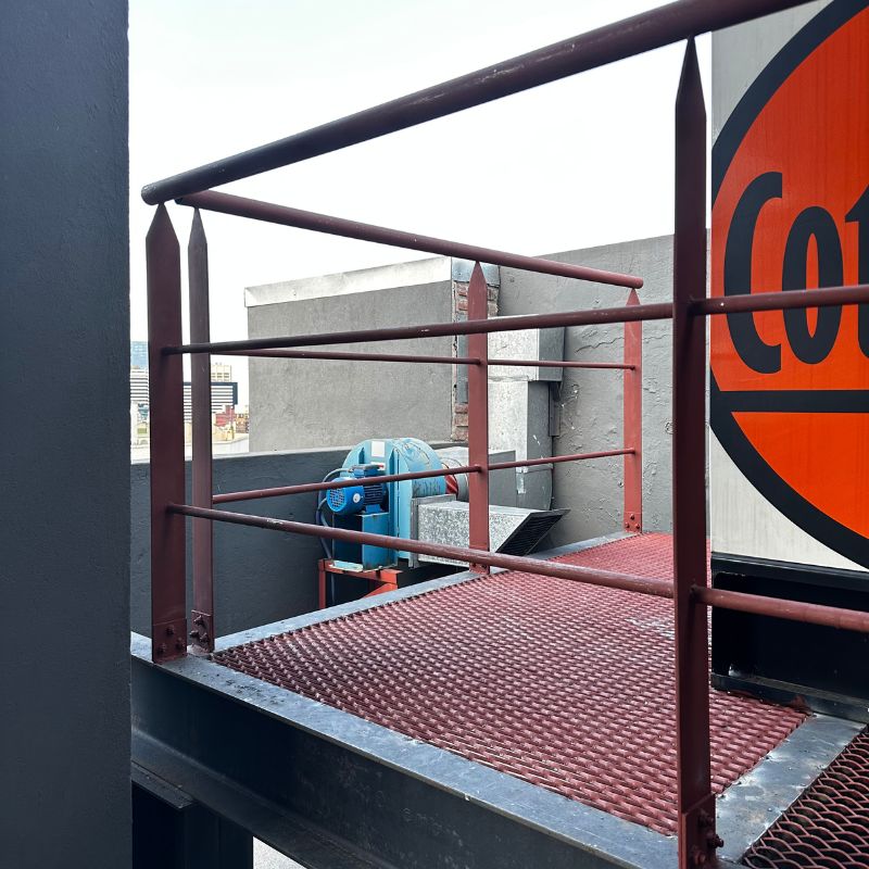 Servicio de fabricación e instalación de pasarelas y plataformas reforzadas por HERREELEC en CABA